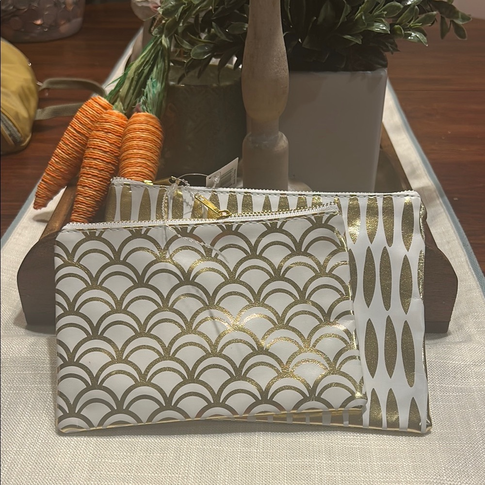 💥2/$10 
Boston International Gold and White Patterned Pouch bling set oval fan